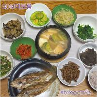 【デボルム】韓国では旧正月から最初の満月の日は、五穀米とたくさんのナムルを食べて、1年の健康を祈り、自然の恵みに感謝します。ちなみに先週でした（笑）米と汁と野菜色々。これが一般的な韓国の家ご飯のスタイルです。
